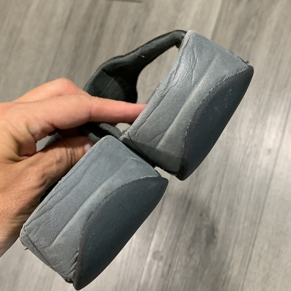 Fitflop Gray/Pewter Patent Leather Slip-On Thong Style Sandals size 7 - Picture 4 of 9